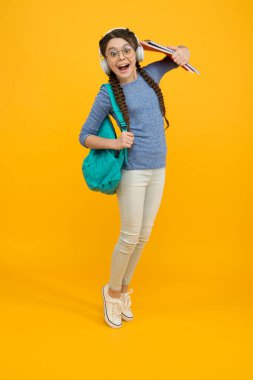 Okula tekrar hoş geldin. Mutlu çocuk sırt çantası sarı arka plan taşıyor. Küçük kız okula geri döndü. Sınıfa dönün. Okul ve eğitim. 1 Eylül. Bilgi toplama günü. Özel ders. Okula geri dön.