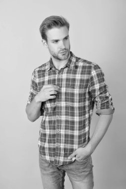 Tarzımı nasıl buldun? Erkek giyim mağazası. Kareli gömlek giyen maço bir adam. Moda yaz trendleri. Tıraşsız erkek cilt bakımı. Berber dükkanı konsepti. Sıradan bir tarz. Erkeklik kavramı. Erkek güzellik modeli