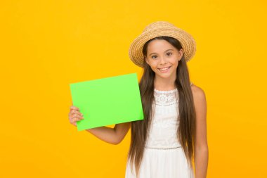 Hadi eğlenelim. Hasır şapkalı gülümseyen çocuk. Küçük çocuk plaj aktivitesi ilanı veriyor. Mutlu çocukluk. Yaz tatili ve tatil. Çocuk sezonluk moda satışları. Dertsiz güzellik kâğıdı sayfası. Boşluğu kopyala