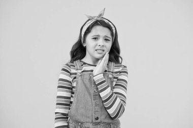 Küçük çocuğun dişi ağrıyor. Çocuk için eski moda mendil. Güzellik ve moda. Küçük kız uzun saçlı. Mutlu çocukluk. Retro kız sarı arka plan. Yaz tatili eğlencesi. diş sağlığı