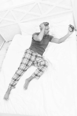 Bugün günlerden ne? Stresli adam uyan. Alarm saatini kapat. Uyanma vakti geldi. Mutsuz, şaşkın, yakışıklı adam yatakta. Baş ağrısı çeken bir adam. Korkunç bir ses. Uykusuzluk ve uyku bozukluğu. Günlük rutin