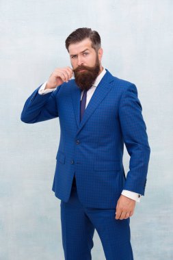 Ofis tarzı. İş kıyafeti. Moda dolabı. Erkek giyim mağazası. Özel bir kıyafet al. Sakallı adam mavi takım elbise. Resmi tarzda olgun bir adam. İş adamının moda görünüşü.