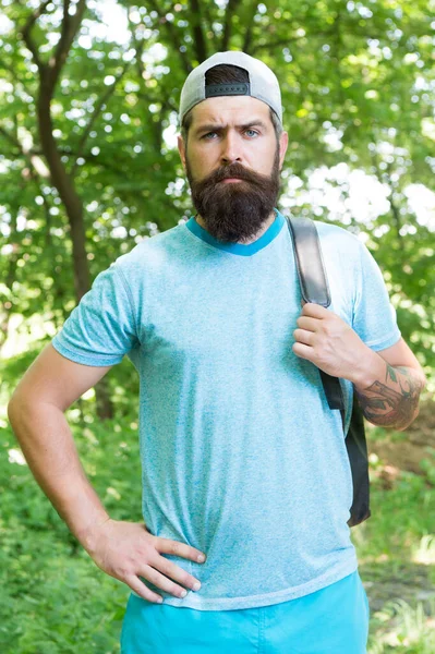 Brutal hipster caucásico con bigote. Hombre barbudo llevar mochila. listo para acampar. hombre barbudo turista desgaste gorra. ropa deportiva y fitness. Confiado y guapo hombre brutal — Foto de Stock