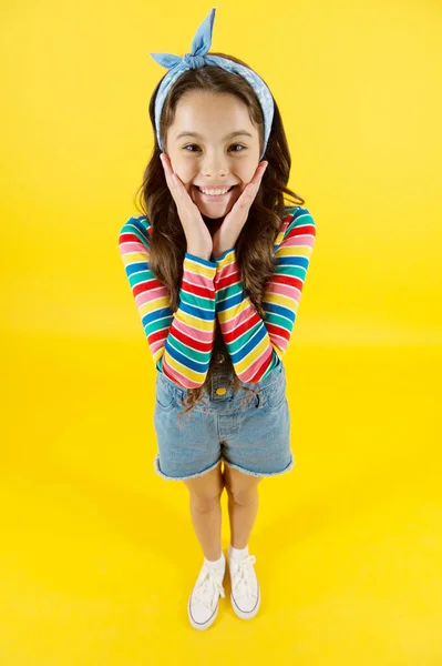 Kul livsstil liten flicka långt hår denim overaller, sommar koncept — Stockfoto