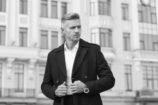 Modemodel in casual stijl kleding. Een man in een herfstjasje. Door jas ziet de mens er eleganter uit. Zakelijk succes. warm en comfortabel dit seizoen. Elegantie blijft in de mode — Stockfoto