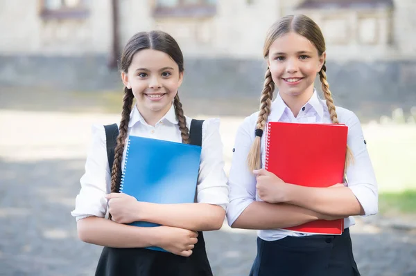 Listo para las clases. Educación en el hogar durante la cuarentena. Cuidado de niños y feliz infancia. colegialas adolescentes haciendo la tarea. Niños usando copybooks para estudiar. Educación y aprendizaje a distancia para niños — Foto de Stock