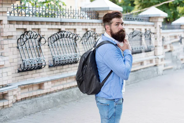 Vakantie concept. Rugzak voor stedelijk reizen. Hipster rugzak stedelijke straat achtergrond. Een man met baard reist. Een man die de stad verkent. Toerisme en rugzakken. Moderne rust. Ontdek de lokale showplaats — Stockfoto