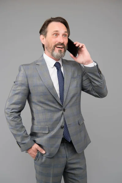 İş görüşmesi adamı cep telefonu, haber kavramı tartışması — Stok fotoğraf