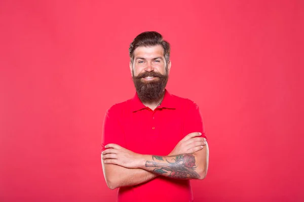 Salão de cabeleireiro. Brutalidade e confiança. Modelo de barbearia. Homem perfeito. Retrato de homem barbudo fundo vermelho. Um caucasiano bruto com bigode. Hipster com barba. Homem sem barba com barba — Fotografia de Stock