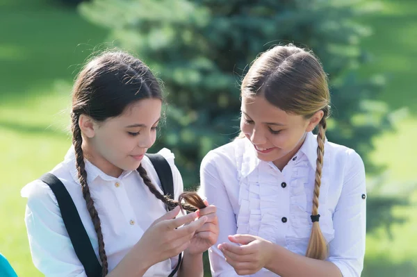 Chicas alegres mejores amigos. Llevando uniforme escolar. chicas adolescentes pasan tiempo juntos divirtiéndose. Concepto de estilo de vida infantil. la unidad. Feliz día de los niños. bonito estilo de pelo — Foto de Stock