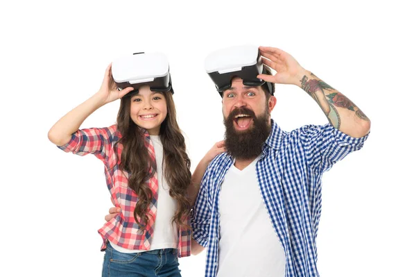 Papá y niña realidad virtual. Imaginación y ciberespacio. Tecnologías futuras. Padre e hija en vasos vr. Tecnología moderna. Innovación digital. Divirtiéndose. Videojuegos. Concepto de familia Vr — Foto de Stock