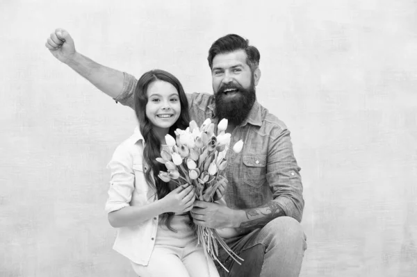 Estar con papá es lo mejor. vacaciones de primavera. tulipanes flores para ella. regalo del día de las mujeres frescas. concepto de día de padres. listo para el día de las madres. felicita con las flores. Padre e hija — Foto de Stock