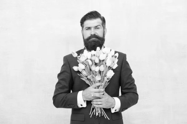 Greetings. Bearded man with tulip bouquet. Love date. Womens day. March 8. Spring gift. Bearded man hipster with flowers. Celebrate spring. Making surprise. Gentleman with tulips. Spring is coming — Stock Photo, Image