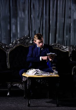 Kendine güvenen tıraşsız suratlı patron. İş adamının şampanyası ve doları var..