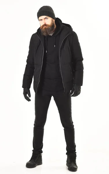 Concept de vêtements d'hiver. Guy porte une tenue noire et brutale. — Photo