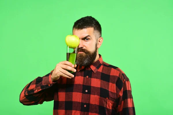 Jordbrukare med allvarligt ansikte håller äppelfrukt. — Stockfoto