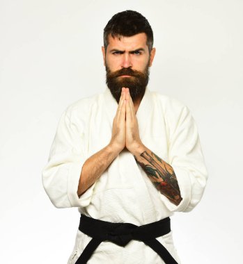 Üniformalı, katı yüzlü karateci. Japon dövüş sanatları