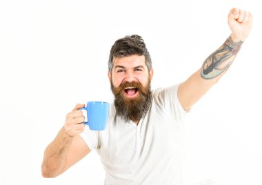 Sakallı hippi kupayı tutuyor ve elini kaldırıyor..