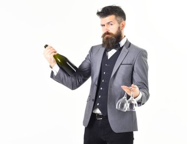 Şarap tatma konsepti. Uzun sakallı sakallı adam şarap tatmayı teklif ediyor.