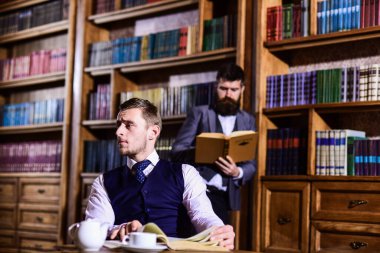 Çay partisinde katı suratlı bir adam. Retro dedektifler çalışır