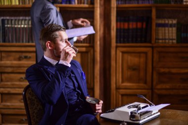 Yazarların rutin konsepti. Kitaplı takım elbiseli adamlar kütüphanede.