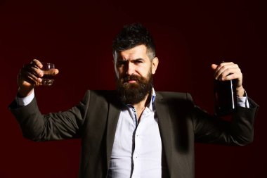 Parti ve içki konsepti. İçki içen sakallı bir şarap garsonu.