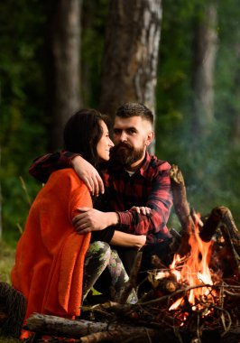 Ekoseyle kaplı gülümseyen genç bir çift..