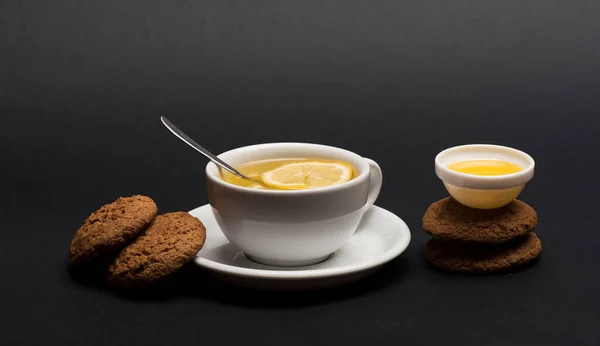 Havermoutkoekjes als gebak voor kopje thee met citroen — Stockfoto