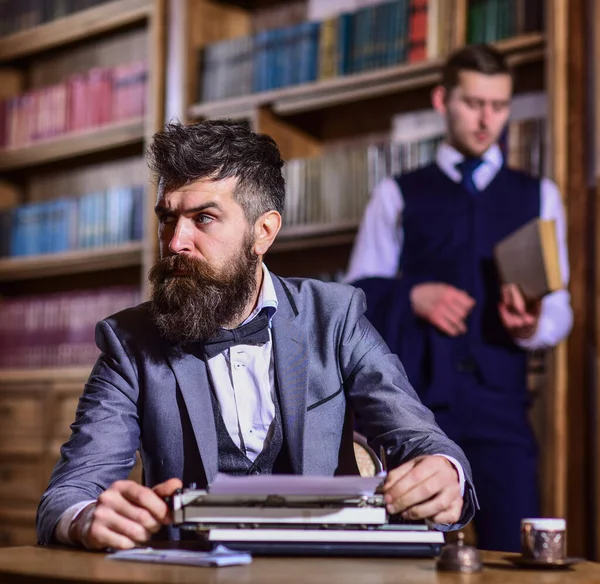 Ritratto di elegante scrittore bello con barba. — Foto Stock