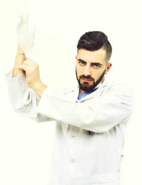 Tıp ve mesleki beceriler kavramı: beyaz arka planda izole edilmiş hekim