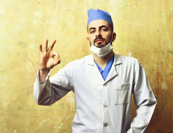 Beyaz laboratuvar önlüklü sakallı doktor iyi bir hareket gösteriyor. — Stok fotoğraf