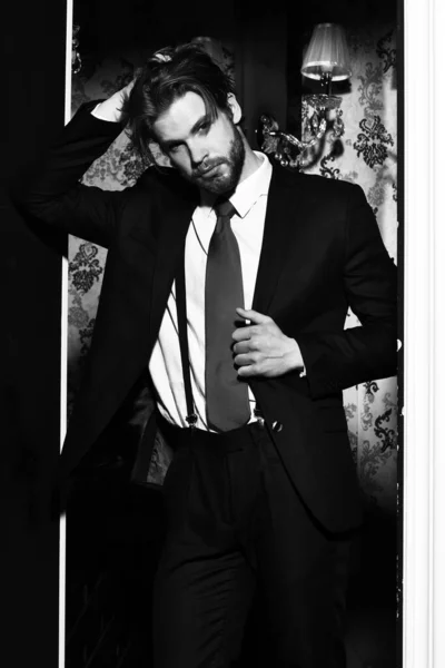 Uomo barbuto, uomo d'affari in giacca e cravatta rossa contro carta da parati — Foto Stock
