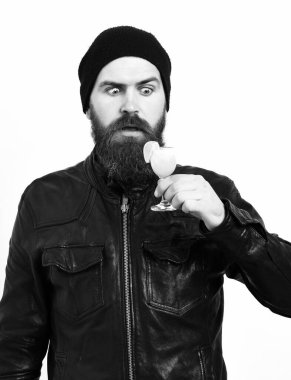 Kafkasyalı vahşi hippi elinde alkollü içecek ya da taze kokteyl tutuyor.