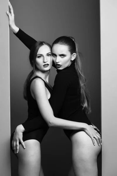 Due belle ragazze con labbra rosse e blu in body — Foto Stock