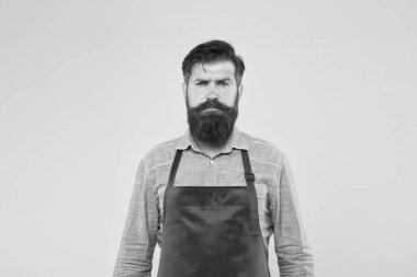 Kırmızı önlüklü profesyonel şef. Restoran çalışanları aranıyor. Yemek pişirmek onun hobisi. Aşçı üniformalı sakallı adam. Kendine güvenen erkek hizmetçi. Küçük bir dükkan sahibi. Olgun mağaza yardımcısı