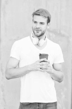 Günlük kafein miktarı. En popüler kahve türü nedir? Yakışıklı adam kağıt bardak yapmak için kahve içer. Kafe konsepti. Kahve dükkanı. Huzurlu sakin adam taze sıcak kahvenin tadını çıkarıyor. Mükemmel latte.