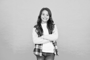 Keyif konsepti. Pozitif titreşimler. Tamamen tatmin oldum. Alışveriş günü. Havalı hissediyorum. Uzun saçlı tatlı bir kız. Küçük kız kıvırcık saçlı. Uluslararası Çocuk Günü. Küçük kız turkuaz arka plan