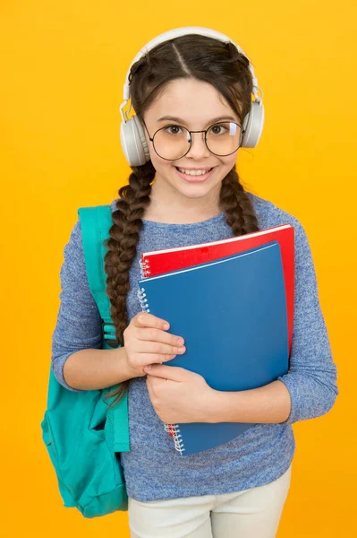 Αγγλική βιβλιοθήκη online. Το χαρούμενο παιδί φοράει ακουστικά. Μαθήματα αγγλικής γλώσσας. Ακουστικές ικανότητες. Λογοτεχνία και γραμματική. Αγγλική σχολή. Σύγχρονη ζωή. Νέα τεχνολογία — Φωτογραφία Αρχείου