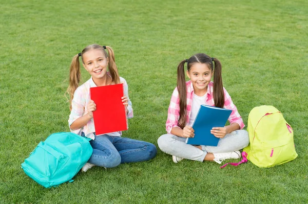 Okul arkadaşları kızlar dışarıda okuyor, ödevlerini yapıyorlar. — Stok fotoğraf