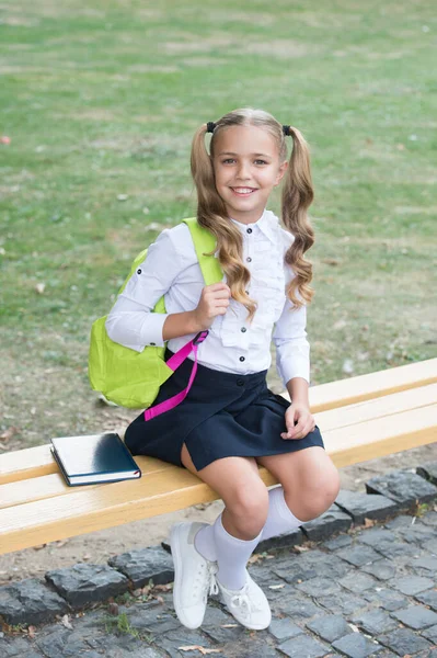 Schoolgirl милый ребенок с рюкзаком расслабиться на открытом воздухе, формальная концепция образования — стоковое фото