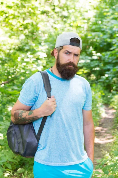 Relajante experiencia de senderismo. Hombre barbudo llevar mochila. listo para acampar. gorra de desgaste turístico masculino. ropa deportiva y fitness. Un hombre brutal, seguro y guapo. brutal caucásico hipster con bigote — Foto de Stock