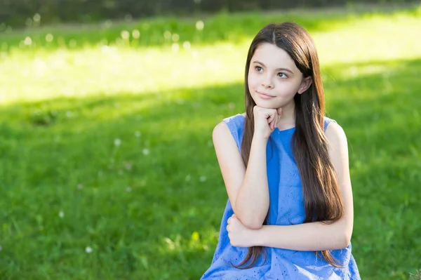 Cuidados de salão para todas as necessidades de cuidados com os cabelos. Criança pequena relaxar verão ao ar livre. Salão de cabeleireiro. Menina com penteado longo. Salão de beleza. Barbeiro de crianças. Cabeleireiro de salão. À procura de cabeleireiro, espaço de cópia — Fotografia de Stock