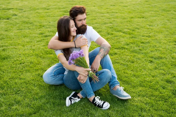 Fuga romântica. Casal apaixonado relaxar na grama verde. Mulher sexy e homem barbudo desfrutar de dia de verão. Amor romântico. Romântico namoro relacionamento. Férias românticas. Amor e romance — Fotografia de Stock