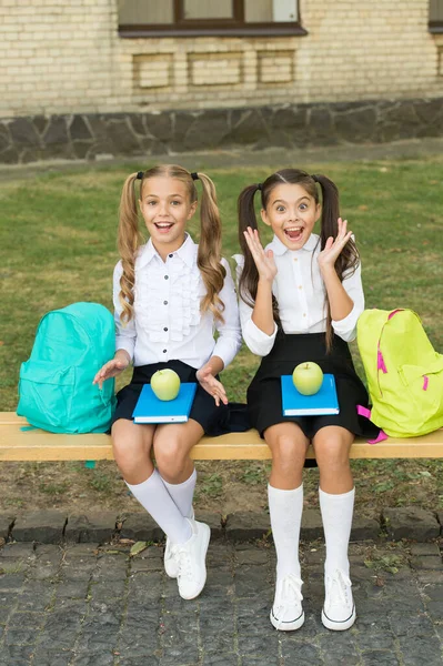 Fresh and healthy. Happy girls sit on bench outdoors. Apples for school snack. Healthy diet. Vegetarian diet and dieting. Healthy food. Vitamin fruit. Healthy eating habits. Natural and organic — Stock Photo, Image