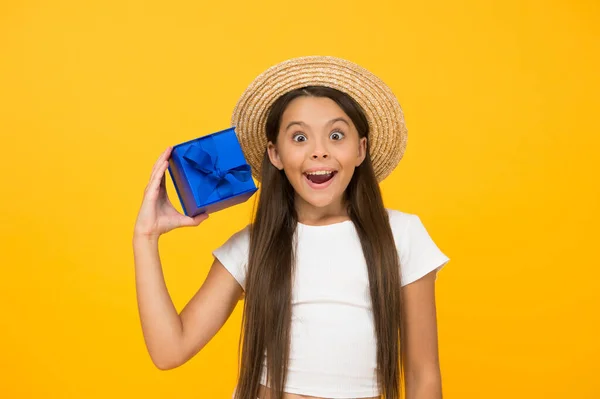 Little girl long hair summer hat hold gift box, shopping abroad concept — Stock Photo, Image