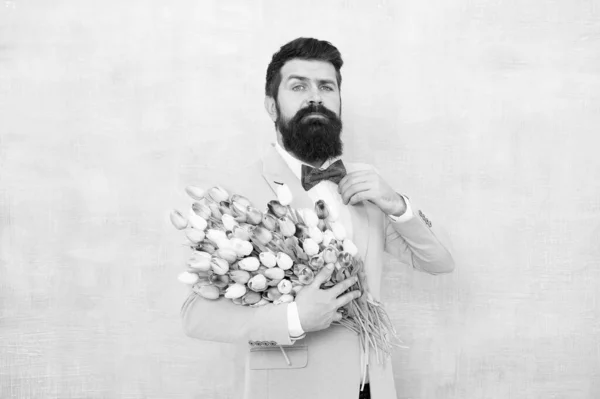 3月8日。女性の日のための花花束。チューリップの髭を生やした男。花屋だ。祝うためのアイデア。春の気分。恋のデート。花束を。花束を持つ髭の男ヒップスター。ご挨拶のコンセプト — ストック写真