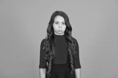 Hüzünlü surat asma. Huysuz bebek. Üzgün çocuk. Üzüntü konsepti. Mutsuz ama kendinden emin. Aklında hüzünlü düşünceler var. Alışveriş her şeyi daha iyi yapar. Alışverişin hüzünlü rüyası. Uzun kıvırcık saçlı kız.