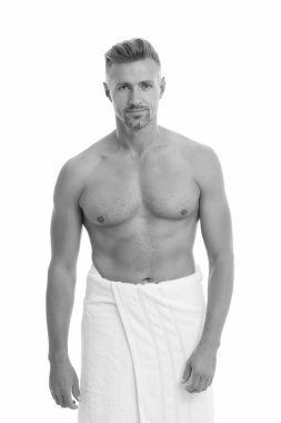 Seksi ben ol. Banyo havlusu giymiş seksi adam. Seksi kaslı gövdeli atletik adam. Hijyen ve bakım rutini. Sağlık ve vücut bakımı. Vücut geliştirme ve fitness. Sağlıklı bir yaşam tarzı. Güçlü ve seksi.