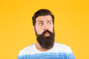 Başka bir fikir. Bazı şüphelerim var. Hippi sakallı surat emin değil. Sarı arka planda sakallı şüpheli bir adam var. Yakın plan. Şüpheli bir ifade. Kurnaz surat. İlginç bir fikir. Adam düşünüyor. Aklında.
