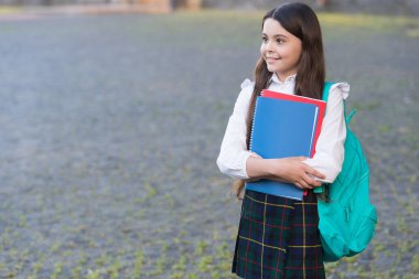 Bilgiyi sevmeyi öğren. Mutlu çocuk okula geri döndü. Bilgi toplama günü. 1 Eylül. Okul ve eğitim. Bilgi ve kitap okumak. Bilgi öğrenmeden gelir, uzayı kopyala